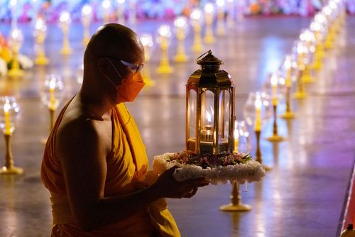 ภาพ No.31107:พิธีเจริญพระพุทธมนต์และจุดประทีปบูชาธรรมพระมงคลเทพมุนี (สด จนฺทสโร) พระผู้ปราบมาร ออนไลน์