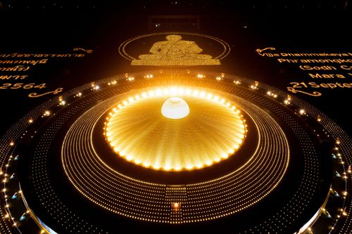 ภาพ No.31069:พิธีเจริญพระพุทธมนต์และจุดประทีปบูชาธรรมพระมงคลเทพมุนี (สด จนฺทสโร) พระผู้ปราบมาร ออนไลน์