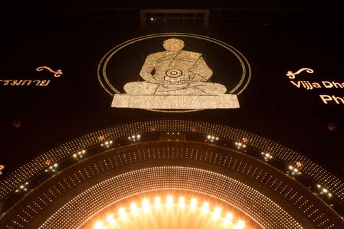 ภาพ No.31070:พิธีเจริญพระพุทธมนต์และจุดประทีปบูชาธรรมพระมงคลเทพมุนี (สด จนฺทสโร) พระผู้ปราบมาร ออนไลน์