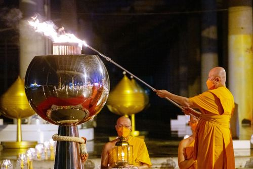 ภาพ No.31112:พิธีเจริญพระพุทธมนต์และจุดประทีปบูชาธรรมพระมงคลเทพมุนี (สด จนฺทสโร) พระผู้ปราบมาร ออนไลน์