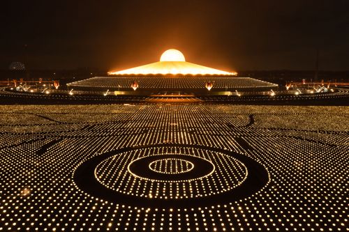 ภาพ No.31071:พิธีเจริญพระพุทธมนต์และจุดประทีปบูชาธรรมพระมงคลเทพมุนี (สด จนฺทสโร) พระผู้ปราบมาร ออนไลน์
