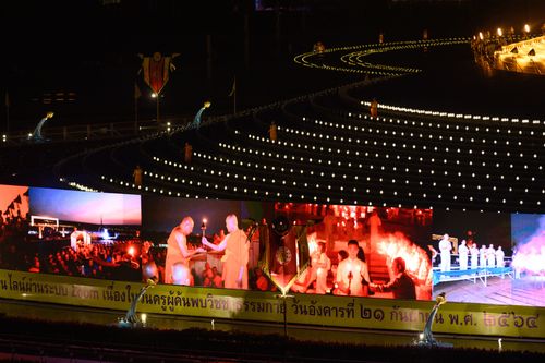 ภาพ No.31084:พิธีเจริญพระพุทธมนต์และจุดประทีปบูชาธรรมพระมงคลเทพมุนี (สด จนฺทสโร) พระผู้ปราบมาร ออนไลน์