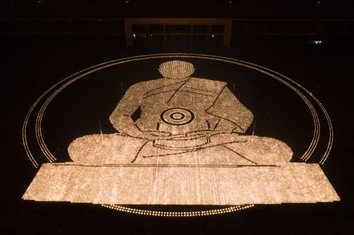 ภาพ No.31073:พิธีเจริญพระพุทธมนต์และจุดประทีปบูชาธรรมพระมงคลเทพมุนี (สด จนฺทสโร) พระผู้ปราบมาร ออนไลน์