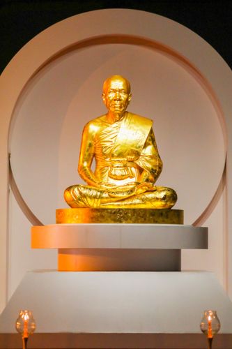 ภาพ No.31127:พิธีเจริญพระพุทธมนต์และจุดประทีปบูชาธรรมพระมงคลเทพมุนี (สด จนฺทสโร) พระผู้ปราบมาร ออนไลน์