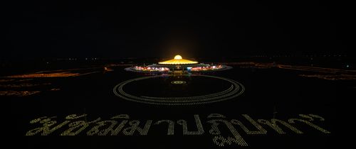 ภาพ No.31089:พิธีเจริญพระพุทธมนต์และจุดประทีปบูชาธรรมพระมงคลเทพมุนี (สด จนฺทสโร) พระผู้ปราบมาร ออนไลน์