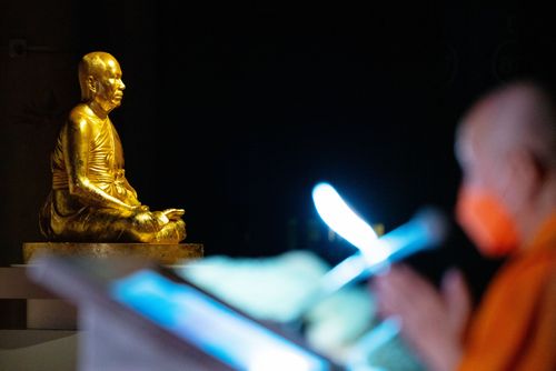 ภาพ No.31111:พิธีเจริญพระพุทธมนต์และจุดประทีปบูชาธรรมพระมงคลเทพมุนี (สด จนฺทสโร) พระผู้ปราบมาร ออนไลน์