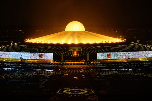 ภาพ No.31086:พิธีเจริญพระพุทธมนต์และจุดประทีปบูชาธรรมพระมงคลเทพมุนี (สด จนฺทสโร) พระผู้ปราบมาร ออนไลน์