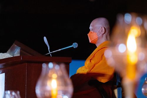 ภาพ No.31116:พิธีเจริญพระพุทธมนต์และจุดประทีปบูชาธรรมพระมงคลเทพมุนี (สด จนฺทสโร) พระผู้ปราบมาร ออนไลน์