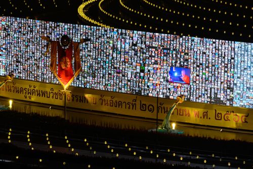 ภาพ No.31087:พิธีเจริญพระพุทธมนต์และจุดประทีปบูชาธรรมพระมงคลเทพมุนี (สด จนฺทสโร) พระผู้ปราบมาร ออนไลน์