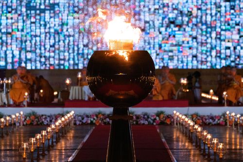 ภาพ No.31115:พิธีเจริญพระพุทธมนต์และจุดประทีปบูชาธรรมพระมงคลเทพมุนี (สด จนฺทสโร) พระผู้ปราบมาร ออนไลน์