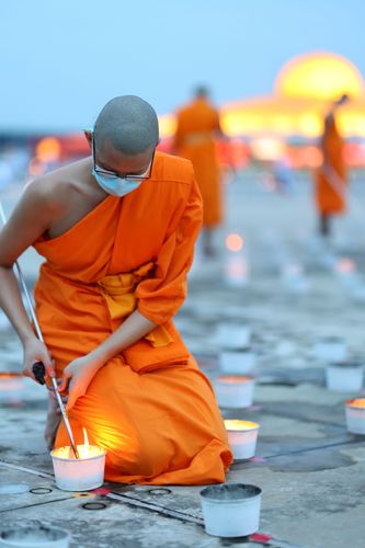 ภาพ No.31129:พิธีเจริญพระพุทธมนต์และจุดประทีปบูชาธรรมพระมงคลเทพมุนี (สด จนฺทสโร) พระผู้ปราบมาร ออนไลน์