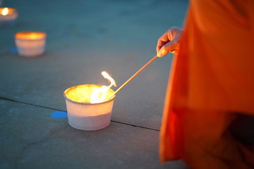 ภาพ No.31095:พิธีเจริญพระพุทธมนต์และจุดประทีปบูชาธรรมพระมงคลเทพมุนี (สด จนฺทสโร) พระผู้ปราบมาร ออนไลน์