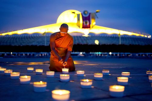 ภาพ No.31097:พิธีเจริญพระพุทธมนต์และจุดประทีปบูชาธรรมพระมงคลเทพมุนี (สด จนฺทสโร) พระผู้ปราบมาร ออนไลน์