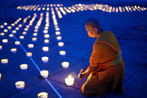 ภาพ No.31098:พิธีเจริญพระพุทธมนต์และจุดประทีปบูชาธรรมพระมงคลเทพมุนี (สด จนฺทสโร) พระผู้ปราบมาร ออนไลน์