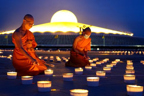 ภาพ No.31101:พิธีเจริญพระพุทธมนต์และจุดประทีปบูชาธรรมพระมงคลเทพมุนี (สด จนฺทสโร) พระผู้ปราบมาร ออนไลน์