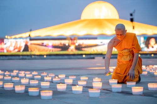 ภาพ No.31047:พิธีเจริญพระพุทธมนต์และจุดประทีปบูชาธรรมพระมงคลเทพมุนี (สด จนฺทสโร) พระผู้ปราบมาร ออนไลน์