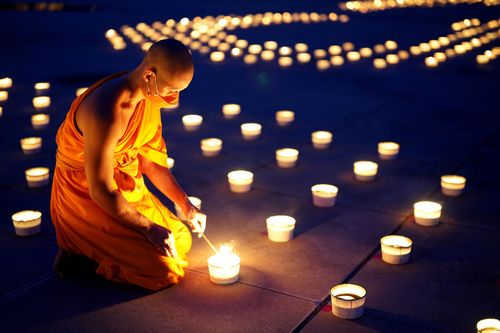 ภาพ No.31099:พิธีเจริญพระพุทธมนต์และจุดประทีปบูชาธรรมพระมงคลเทพมุนี (สด จนฺทสโร) พระผู้ปราบมาร ออนไลน์