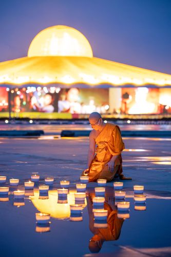 ภาพ No.31048:พิธีเจริญพระพุทธมนต์และจุดประทีปบูชาธรรมพระมงคลเทพมุนี (สด จนฺทสโร) พระผู้ปราบมาร ออนไลน์