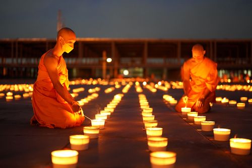 ภาพ No.31103:พิธีเจริญพระพุทธมนต์และจุดประทีปบูชาธรรมพระมงคลเทพมุนี (สด จนฺทสโร) พระผู้ปราบมาร ออนไลน์