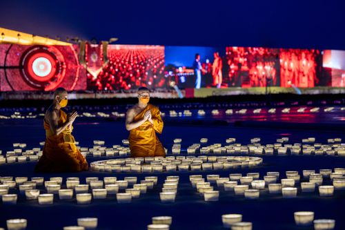 ภาพ No.31046:พิธีเจริญพระพุทธมนต์และจุดประทีปบูชาธรรมพระมงคลเทพมุนี (สด จนฺทสโร) พระผู้ปราบมาร ออนไลน์