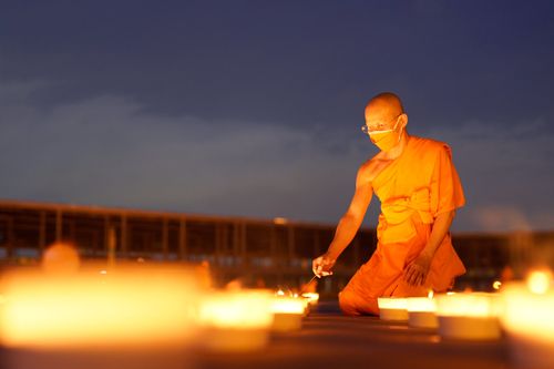 ภาพ No.31104:พิธีเจริญพระพุทธมนต์และจุดประทีปบูชาธรรมพระมงคลเทพมุนี (สด จนฺทสโร) พระผู้ปราบมาร ออนไลน์