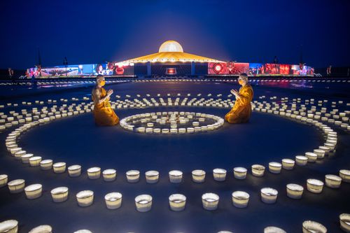 ภาพ No.31050:พิธีเจริญพระพุทธมนต์และจุดประทีปบูชาธรรมพระมงคลเทพมุนี (สด จนฺทสโร) พระผู้ปราบมาร ออนไลน์