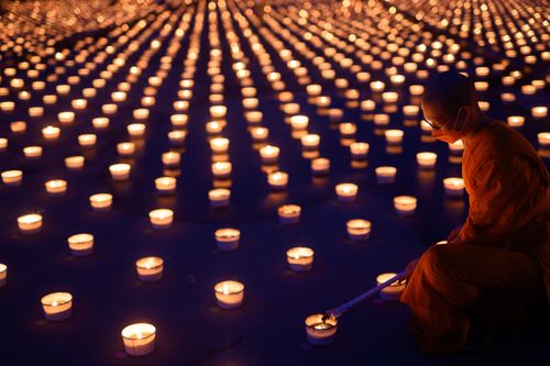 ภาพ No.31094:พิธีเจริญพระพุทธมนต์และจุดประทีปบูชาธรรมพระมงคลเทพมุนี (สด จนฺทสโร) พระผู้ปราบมาร ออนไลน์