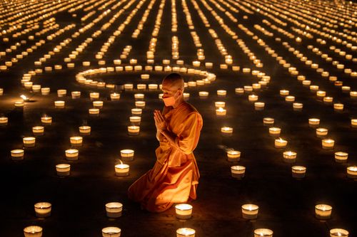 ภาพ No.31053:พิธีเจริญพระพุทธมนต์และจุดประทีปบูชาธรรมพระมงคลเทพมุนี (สด จนฺทสโร) พระผู้ปราบมาร ออนไลน์