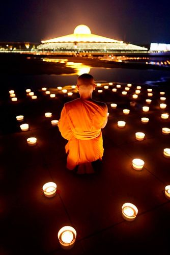 ภาพ No.31100:พิธีเจริญพระพุทธมนต์และจุดประทีปบูชาธรรมพระมงคลเทพมุนี (สด จนฺทสโร) พระผู้ปราบมาร ออนไลน์