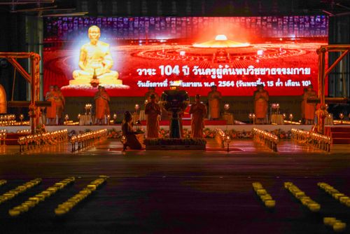 ภาพ No.31051:พิธีเจริญพระพุทธมนต์และจุดประทีปบูชาธรรมพระมงคลเทพมุนี (สด จนฺทสโร) พระผู้ปราบมาร ออนไลน์