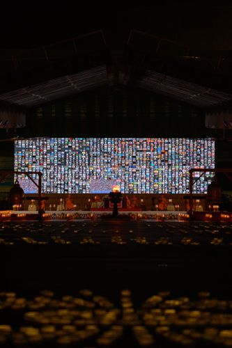 ภาพ No.31096:พิธีเจริญพระพุทธมนต์และจุดประทีปบูชาธรรมพระมงคลเทพมุนี (สด จนฺทสโร) พระผู้ปราบมาร ออนไลน์