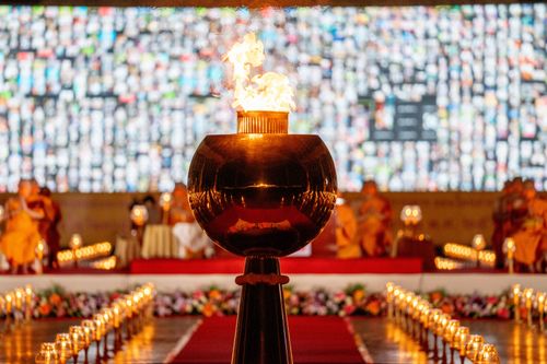 ภาพ No.31052:พิธีเจริญพระพุทธมนต์และจุดประทีปบูชาธรรมพระมงคลเทพมุนี (สด จนฺทสโร) พระผู้ปราบมาร ออนไลน์