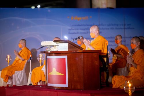ภาพ No.31049:พิธีเจริญพระพุทธมนต์และจุดประทีปบูชาธรรมพระมงคลเทพมุนี (สด จนฺทสโร) พระผู้ปราบมาร ออนไลน์