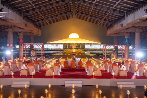 ภาพ No.31057:พิธีเจริญพระพุทธมนต์และจุดประทีปบูชาธรรมพระมงคลเทพมุนี (สด จนฺทสโร) พระผู้ปราบมาร ออนไลน์