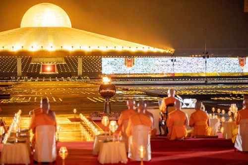 ภาพ No.31055:พิธีเจริญพระพุทธมนต์และจุดประทีปบูชาธรรมพระมงคลเทพมุนี (สด จนฺทสโร) พระผู้ปราบมาร ออนไลน์
