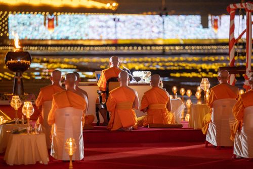 ภาพ No.31058:พิธีเจริญพระพุทธมนต์และจุดประทีปบูชาธรรมพระมงคลเทพมุนี (สด จนฺทสโร) พระผู้ปราบมาร ออนไลน์