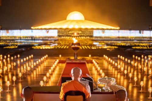 ภาพ No.31056:พิธีเจริญพระพุทธมนต์และจุดประทีปบูชาธรรมพระมงคลเทพมุนี (สด จนฺทสโร) พระผู้ปราบมาร ออนไลน์