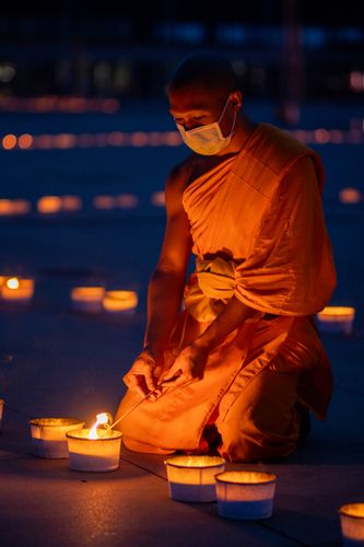 ภาพ No.31061:พิธีเจริญพระพุทธมนต์และจุดประทีปบูชาธรรมพระมงคลเทพมุนี (สด จนฺทสโร) พระผู้ปราบมาร ออนไลน์
