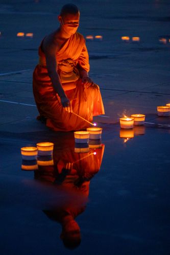 ภาพ No.31064:พิธีเจริญพระพุทธมนต์และจุดประทีปบูชาธรรมพระมงคลเทพมุนี (สด จนฺทสโร) พระผู้ปราบมาร ออนไลน์