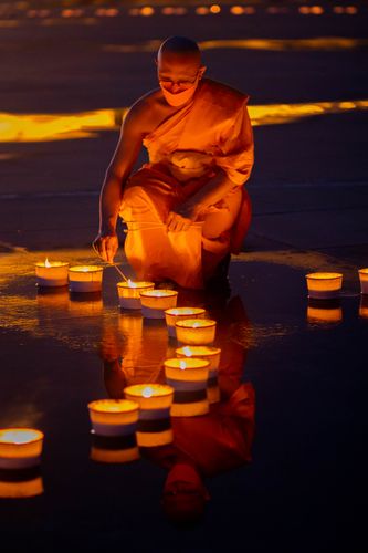 ภาพ No.31062:พิธีเจริญพระพุทธมนต์และจุดประทีปบูชาธรรมพระมงคลเทพมุนี (สด จนฺทสโร) พระผู้ปราบมาร ออนไลน์