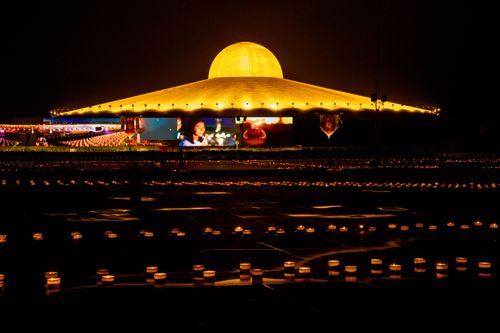 ภาพ No.31065:พิธีเจริญพระพุทธมนต์และจุดประทีปบูชาธรรมพระมงคลเทพมุนี (สด จนฺทสโร) พระผู้ปราบมาร ออนไลน์
