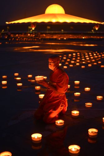 ภาพ No.31041:พิธีเจริญพระพุทธมนต์และจุดประทีปบูชาธรรมพระมงคลเทพมุนี (สด จนฺทสโร) พระผู้ปราบมาร ออนไลน์