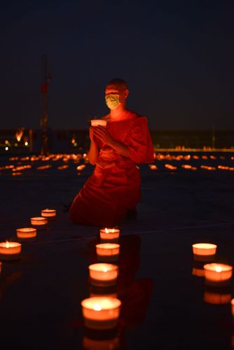 ภาพ No.31044:พิธีเจริญพระพุทธมนต์และจุดประทีปบูชาธรรมพระมงคลเทพมุนี (สด จนฺทสโร) พระผู้ปราบมาร ออนไลน์