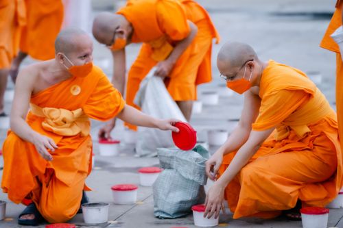 ภาพ No.31075:พิธีเจริญพระพุทธมนต์และจุดประทีปบูชาธรรมพระมงคลเทพมุนี (สด จนฺทสโร) พระผู้ปราบมาร ออนไลน์