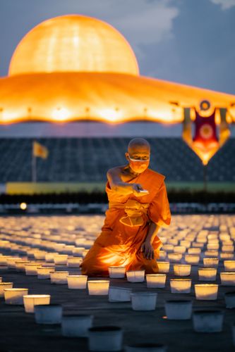 ภาพ No.31076:พิธีเจริญพระพุทธมนต์และจุดประทีปบูชาธรรมพระมงคลเทพมุนี (สด จนฺทสโร) พระผู้ปราบมาร ออนไลน์