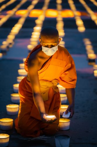 ภาพ No.31074:พิธีเจริญพระพุทธมนต์และจุดประทีปบูชาธรรมพระมงคลเทพมุนี (สด จนฺทสโร) พระผู้ปราบมาร ออนไลน์
