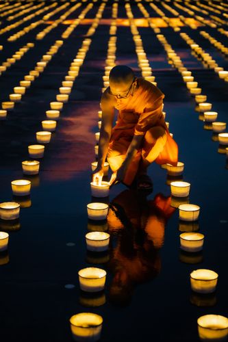 ภาพ No.31077:พิธีเจริญพระพุทธมนต์และจุดประทีปบูชาธรรมพระมงคลเทพมุนี (สด จนฺทสโร) พระผู้ปราบมาร ออนไลน์
