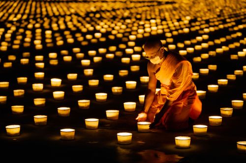 ภาพ No.31078:พิธีเจริญพระพุทธมนต์และจุดประทีปบูชาธรรมพระมงคลเทพมุนี (สด จนฺทสโร) พระผู้ปราบมาร ออนไลน์