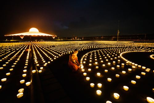 ภาพ No.31079:พิธีเจริญพระพุทธมนต์และจุดประทีปบูชาธรรมพระมงคลเทพมุนี (สด จนฺทสโร) พระผู้ปราบมาร ออนไลน์