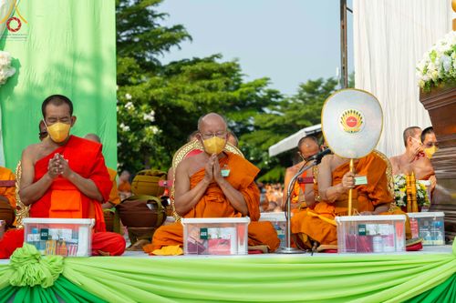 ภาพ No.81352:พิธีตักบาตรพระ ๑,๐๒๘ รูป ถวายเป็นพุทธบูชา เนื่องในสัปดาห์วิสาขบูชาโลก  ช่วยคณะสงฆ์ ๓๒๓ วัด ๔ จังหวัดชายแดนใต้ วันอาทิตย์ที่ ๒๘ พฤษภาคม พ.ศ.๒๕๖๖ ณ ศูนย์ปฎิบัติธรรมดอยหล่อ อำเภอดอยหล่อ จังหวัดเชียงใหม่